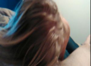 Молоденькая девушка дружку пенис сосёт